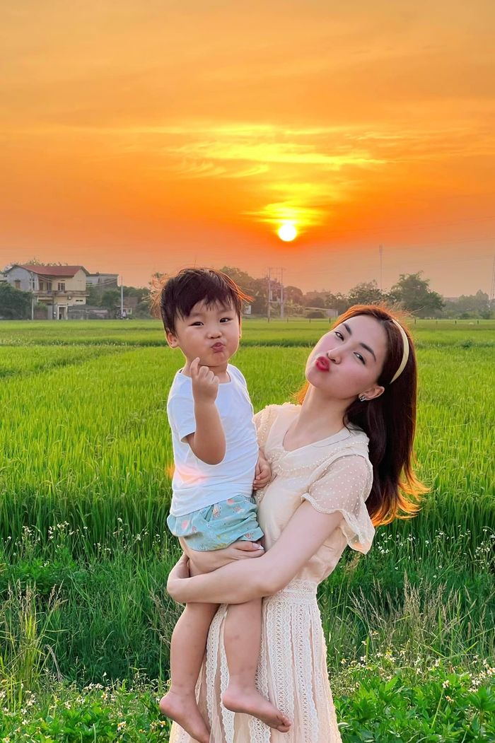 Hòa Minzy dạy con từ điều bình dị nhất: Bo Thúi càng lớn càng ngoan