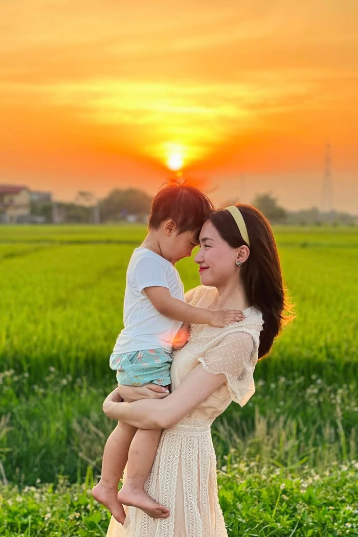 Hòa Minzy dạy con từ điều bình dị nhất: Bo Thúi càng lớn càng ngoan