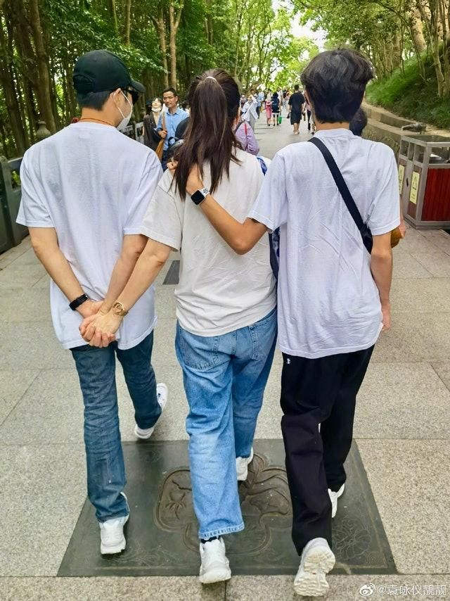 Hôn nhân 21 năm đáng ngưỡng mộ của Trương Trí Lâm và Viên Vịnh Nghi