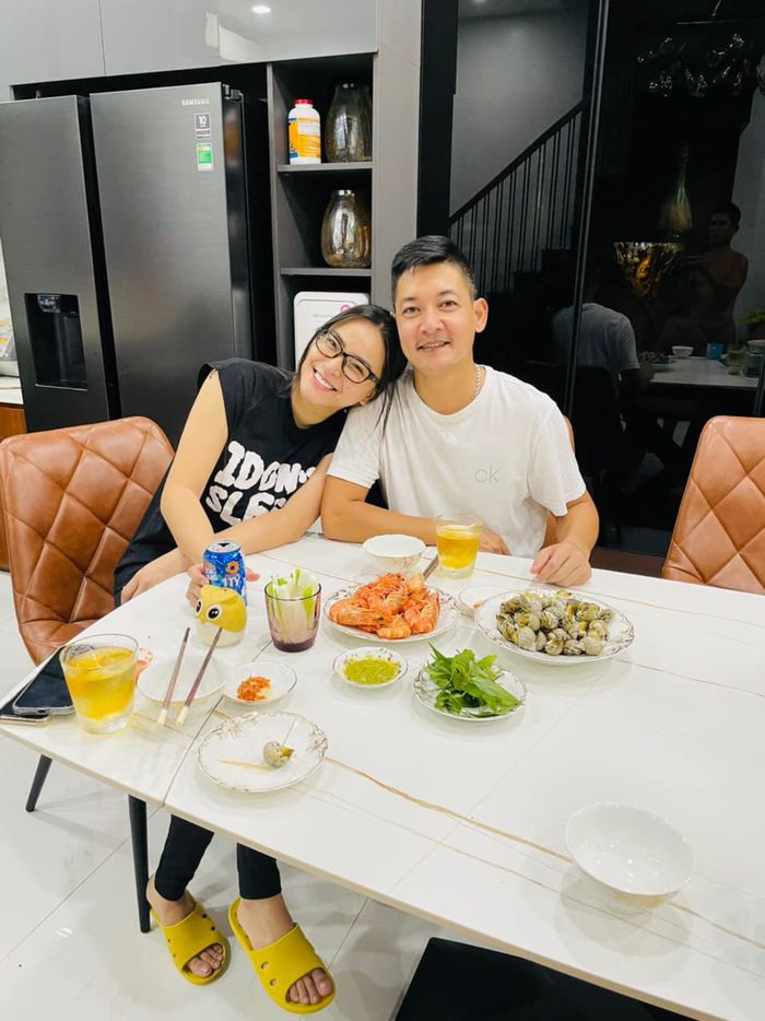 Hôn nhân 6 năm của Hải Băng: Không phân biệt con chung - con riêng
