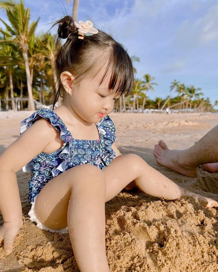 Hot girl bãi biển gọi tên con gái Đông Nhi: Có cả tủ đồ bơi đẹp xỉu