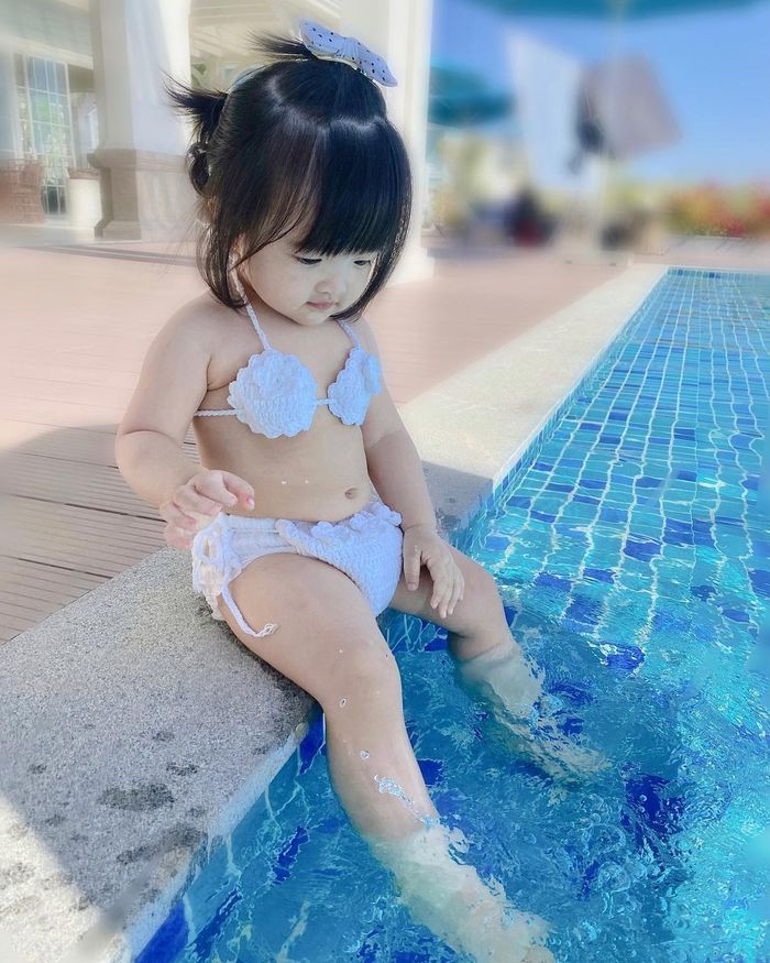 Hot girl bãi biển gọi tên con gái Đông Nhi: Có cả tủ đồ bơi đẹp xỉu
