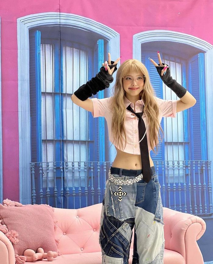 Idol nữ nhà JYP dạo này lạ lắm: Toàn khoe eo thon, bụng phẳng lì