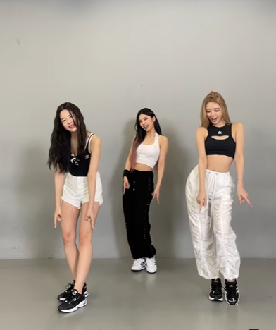 Idol nữ nhà JYP dạo này lạ lắm: Toàn khoe eo thon, bụng phẳng lì