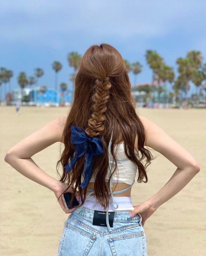 Idol nữ nhà JYP dạo này lạ lắm: Toàn khoe eo thon, bụng phẳng lì