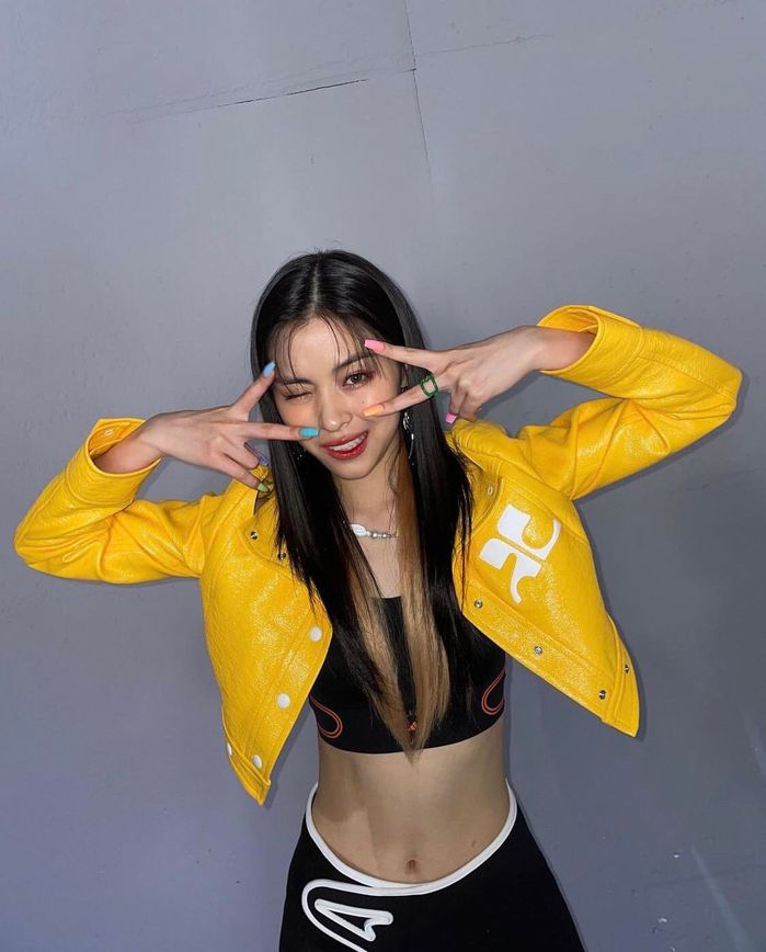 Idol nữ nhà JYP dạo này lạ lắm: Toàn khoe eo thon, bụng phẳng lì
