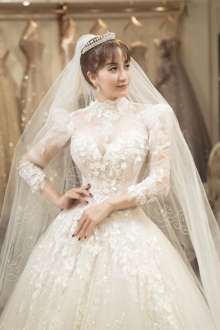 Khánh Thi gia nhập hội sao nữ chuẩn bị nhiều váy cưới nhất cho hôn lễ