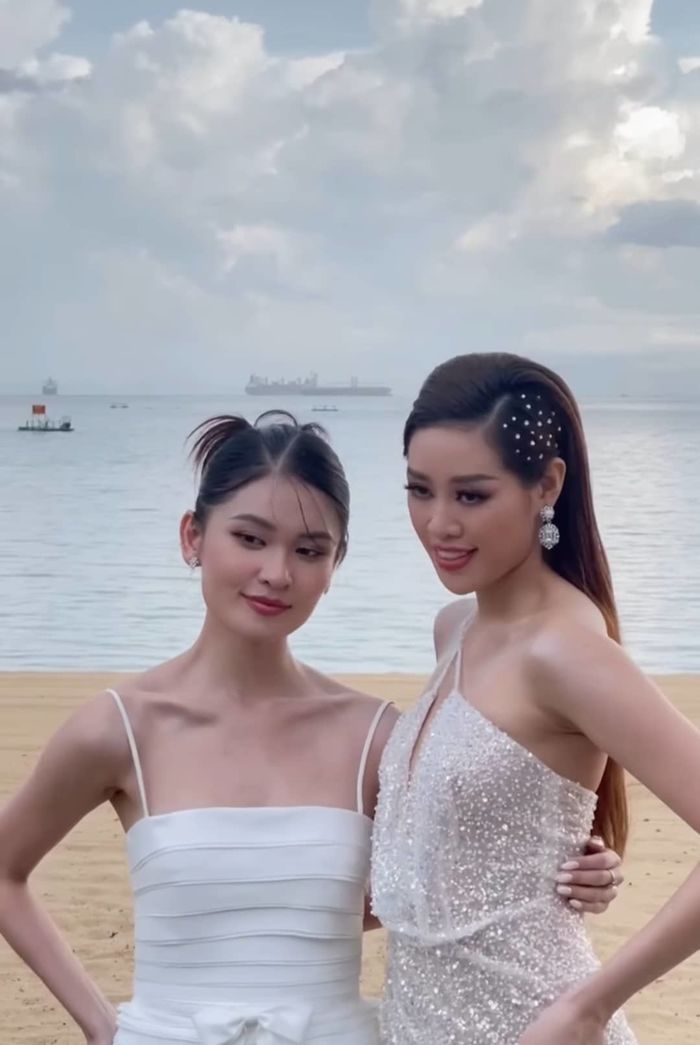 Khánh Vân dự fashion show của bà trùm Hoa hậu còn rinh giải thưởng