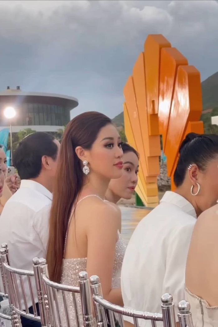 Khánh Vân dự fashion show của bà trùm Hoa hậu còn rinh giải thưởng