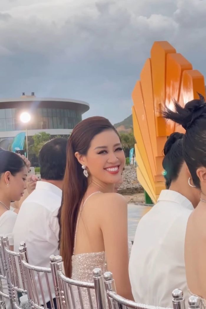Khánh Vân dự fashion show của bà trùm Hoa hậu còn rinh giải thưởng