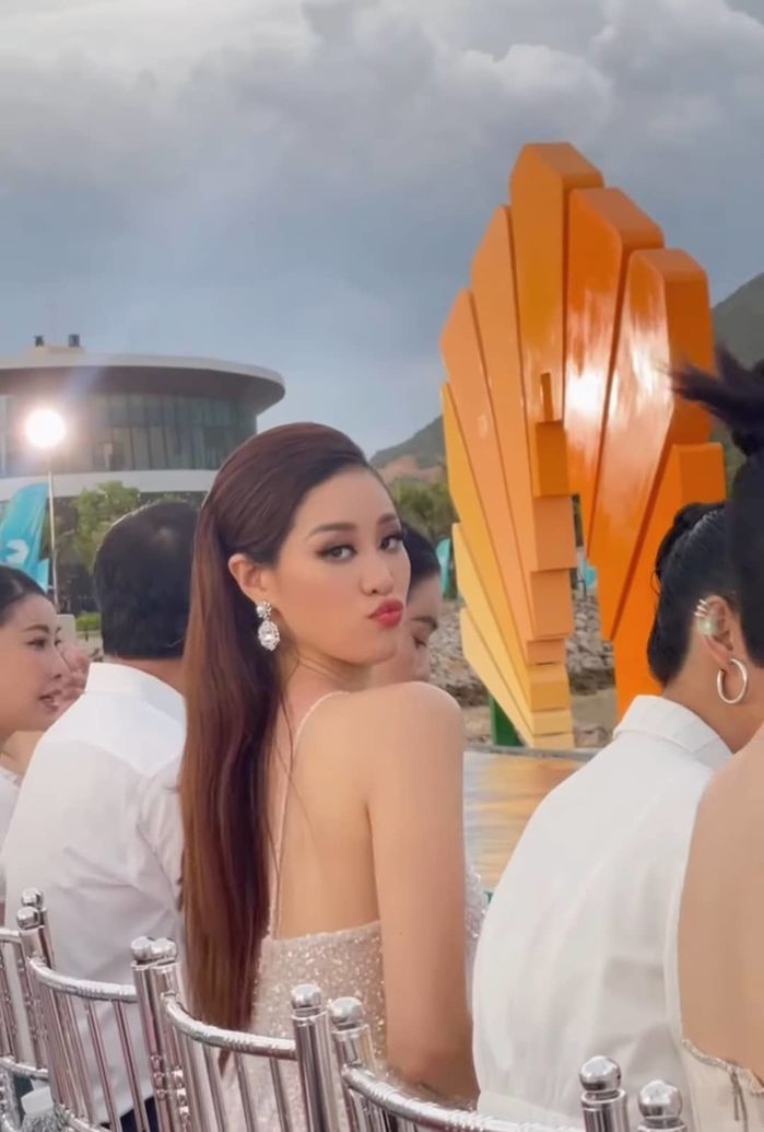 Khánh Vân dự fashion show của bà trùm Hoa hậu còn rinh giải thưởng