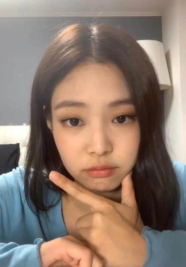 Khi idol giao lưu, livestream với fan: Luôn có staff ngồi cạnh bên