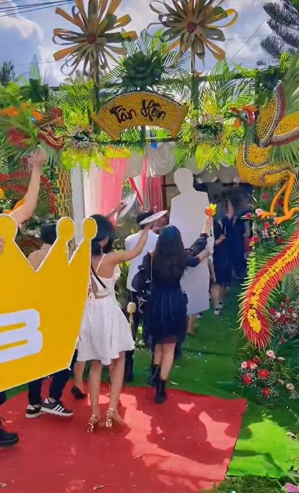 Khi sếp là fan Big Bang thì đi ăn cưới cũng như họp fan