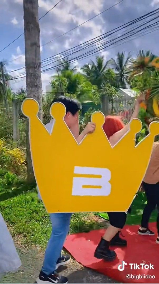Khi sếp là fan Big Bang thì đi ăn cưới cũng như họp fan