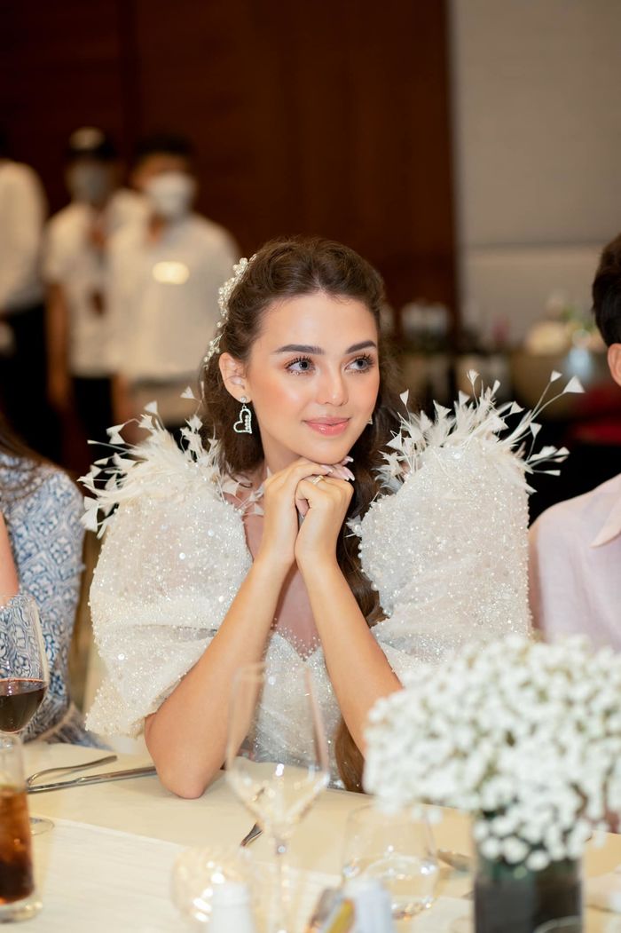 Không trang điểm, vợ Bùi Tiến Dũng giản dị, suýt không nhận ra