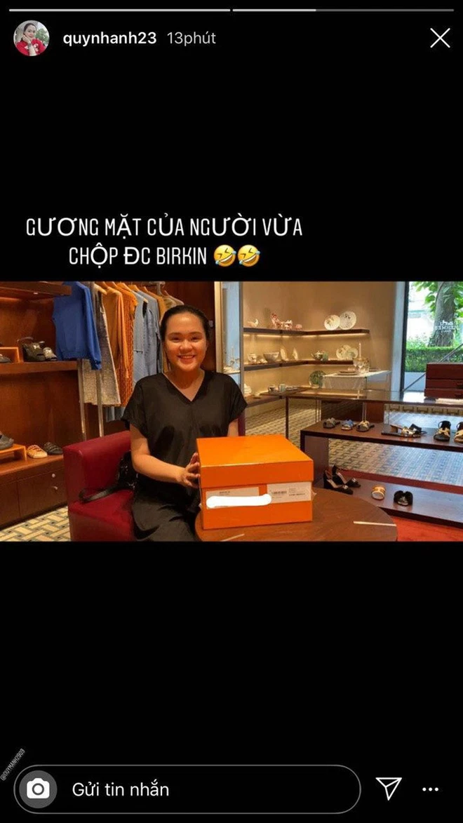 Không trang điểm, vợ Bùi Tiến Dũng giản dị, suýt không nhận ra