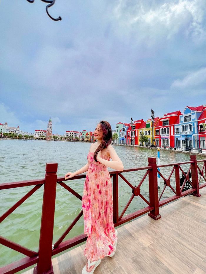 Không trang điểm, vợ Bùi Tiến Dũng giản dị, suýt không nhận ra