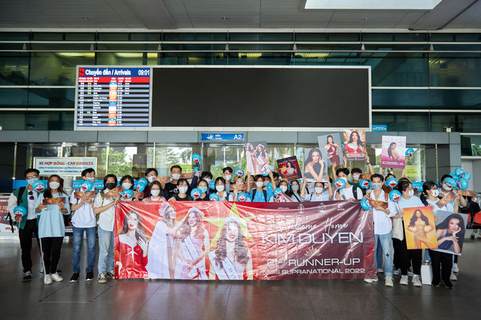 Kim Duyên trở về Việt Nam: Ngọc Châu lộn mèo, fan mang Doraemon ra đón