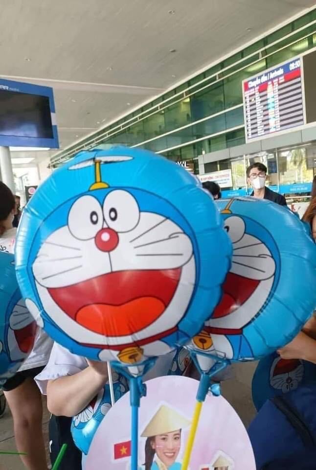 Kim Duyên trở về Việt Nam: Ngọc Châu lộn mèo, fan mang Doraemon ra đón