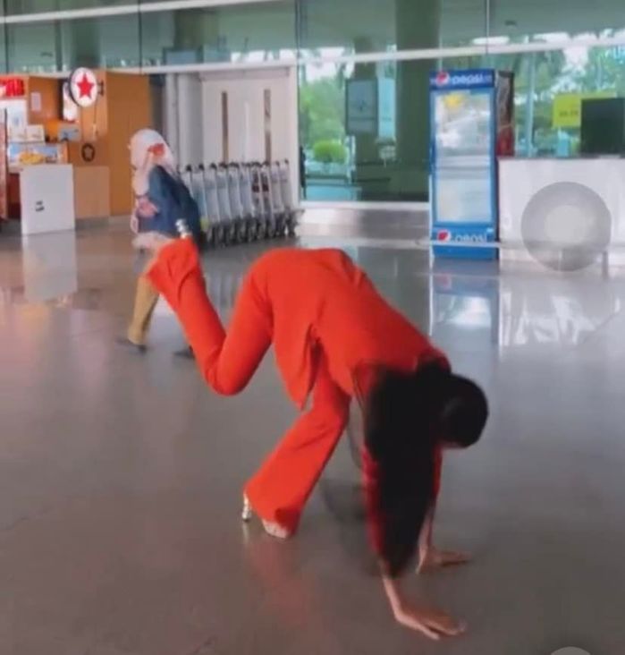 Kim Duyên trở về Việt Nam: Ngọc Châu lộn mèo, fan mang Doraemon ra đón