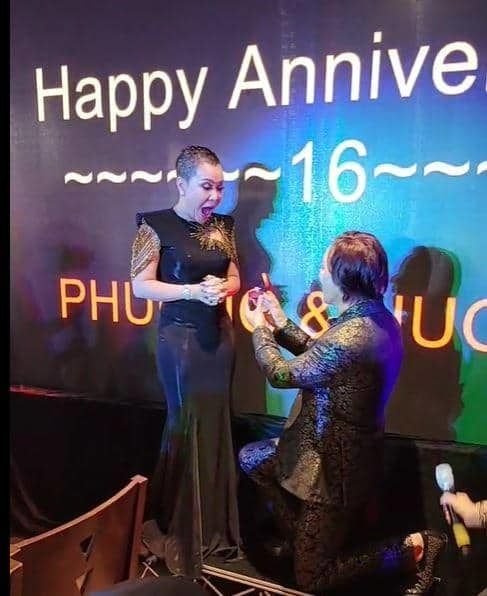 Kỷ niệm 16 năm cưới: Hoài Phương cầu hôn Việt Hương bằng nhẫn khủng