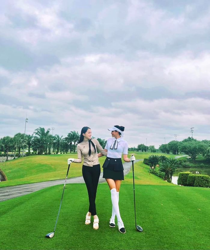 Làm gì có chuyện chèn ép, Phạm Hương - Hương Giang rủ nhau chơi golf