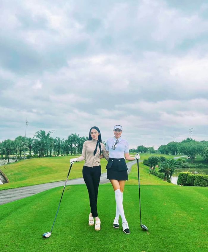 Làm gì có chuyện chèn ép, Phạm Hương - Hương Giang rủ nhau chơi golf