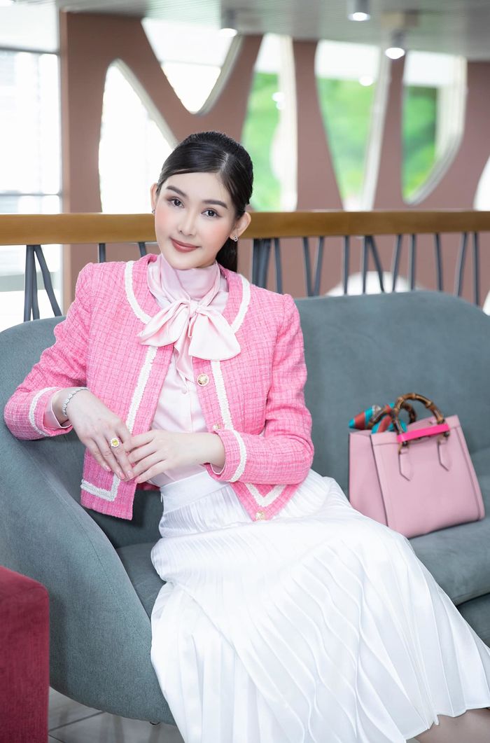 Lê Âu Ngân Anh đăng ảnh xinh đẹp, nam MC vào tương tác ngọt ngào