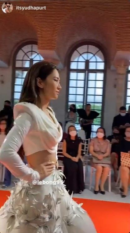Lê Bống catwalk tại Thailand Fashion Week: Đã biết tém cái nết