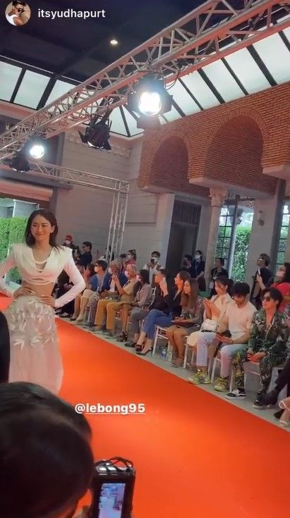 Lê Bống catwalk tại Thailand Fashion Week: Đã biết tém cái nết