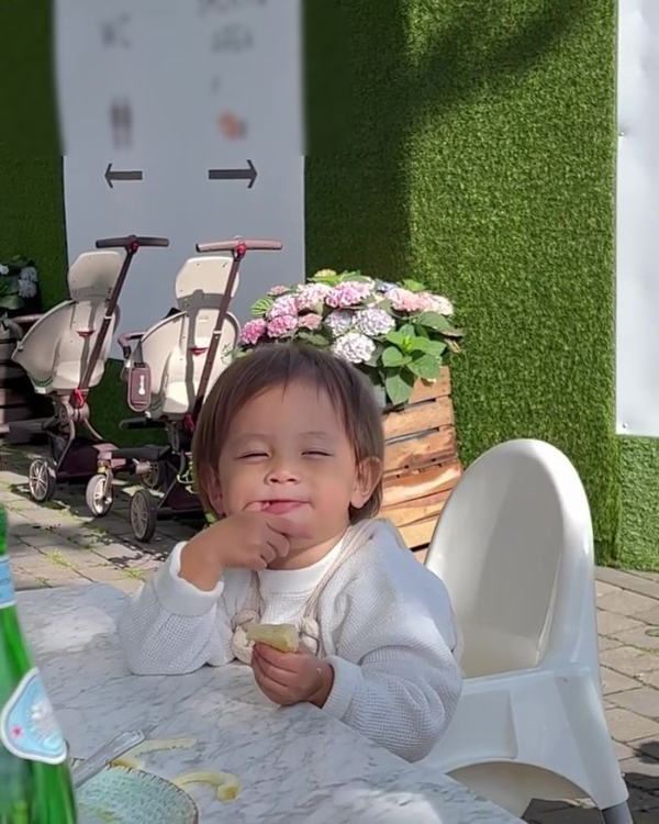 Lisa ở nhà nội bung xõa chẳng màng hình tượng: chị ba nay biết làm trò