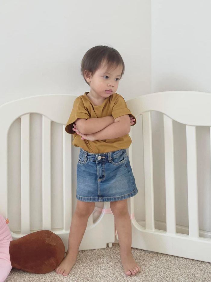 Lisa tạo dáng chuẩn gen mẹ Hà: chẳng chóng thì chầy cũng làm celeb