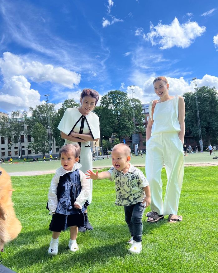 Lisa tạo dáng chuẩn gen mẹ Hà: chẳng chóng thì chầy cũng làm celeb