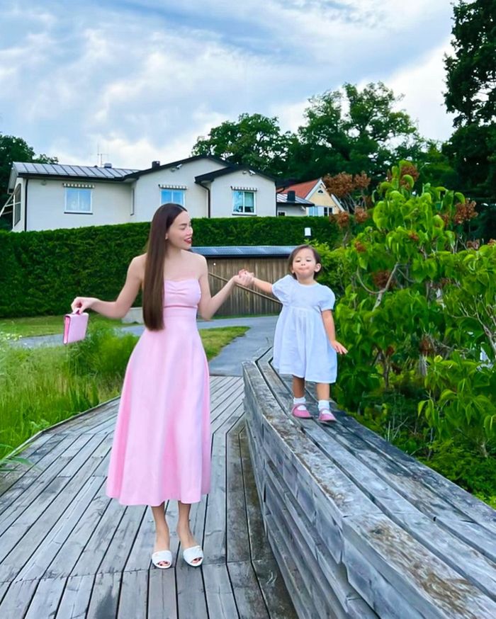 Lisa tạo dáng chuẩn gen mẹ Hà: chẳng chóng thì chầy cũng làm celeb