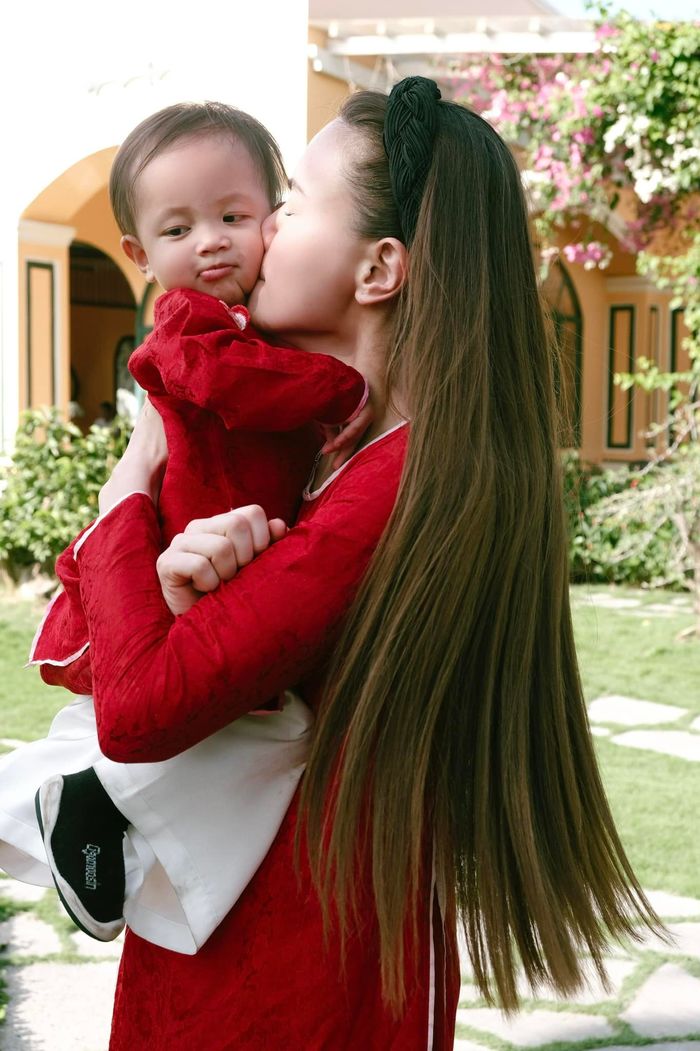 Lisa tạo dáng chuẩn gen mẹ Hà: chẳng chóng thì chầy cũng làm celeb