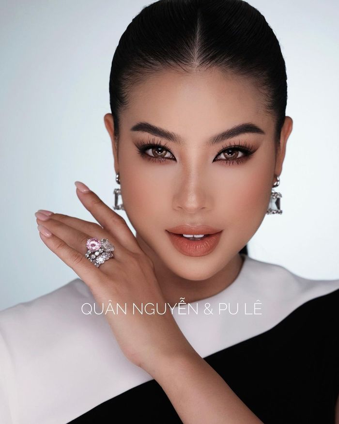 Loạt ảnh đánh dấu màn tái xuất showbiz của Phạm Hương sau 4 năm