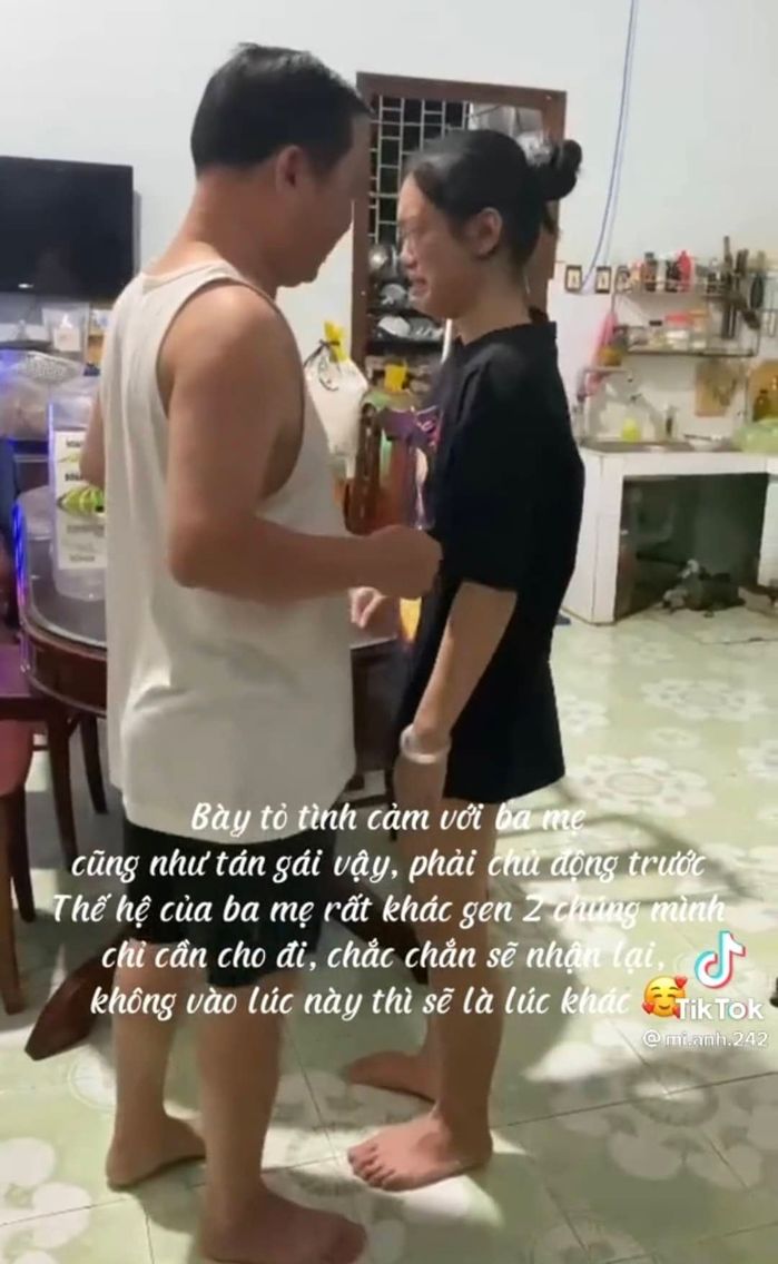 Cô gái 22 tuổi vẫn dỗi khóc nhè với cha khi bị lớn tiếng