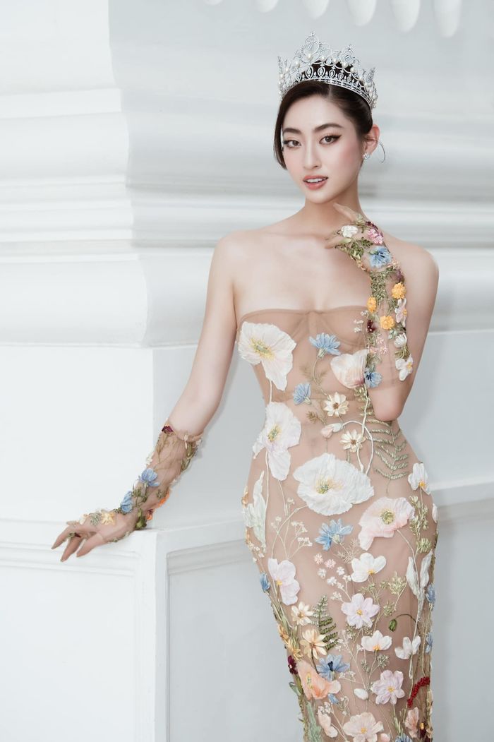 Lương Thùy Linh trước thềm chuyển giao quyền lực: Mặc kiệm vải hơn