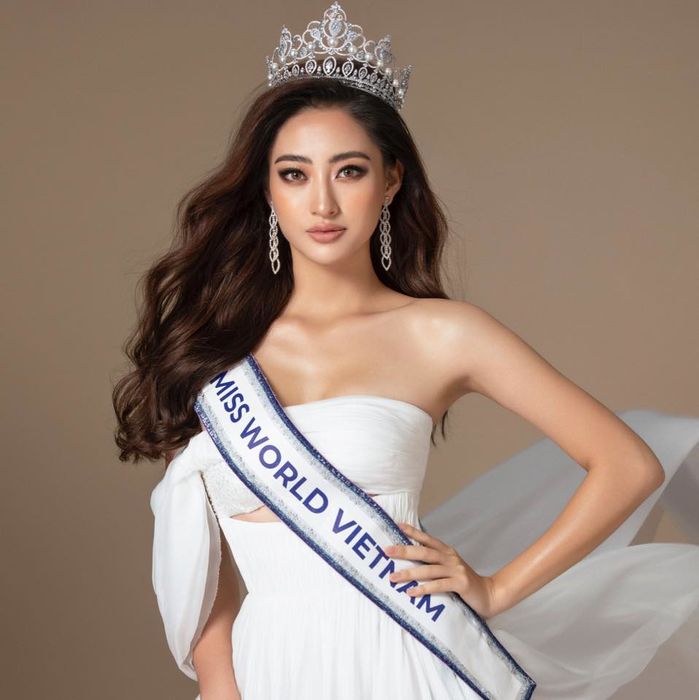 Lương Thùy Linh trước thềm chuyển giao quyền lực: Mặc kiệm vải hơn