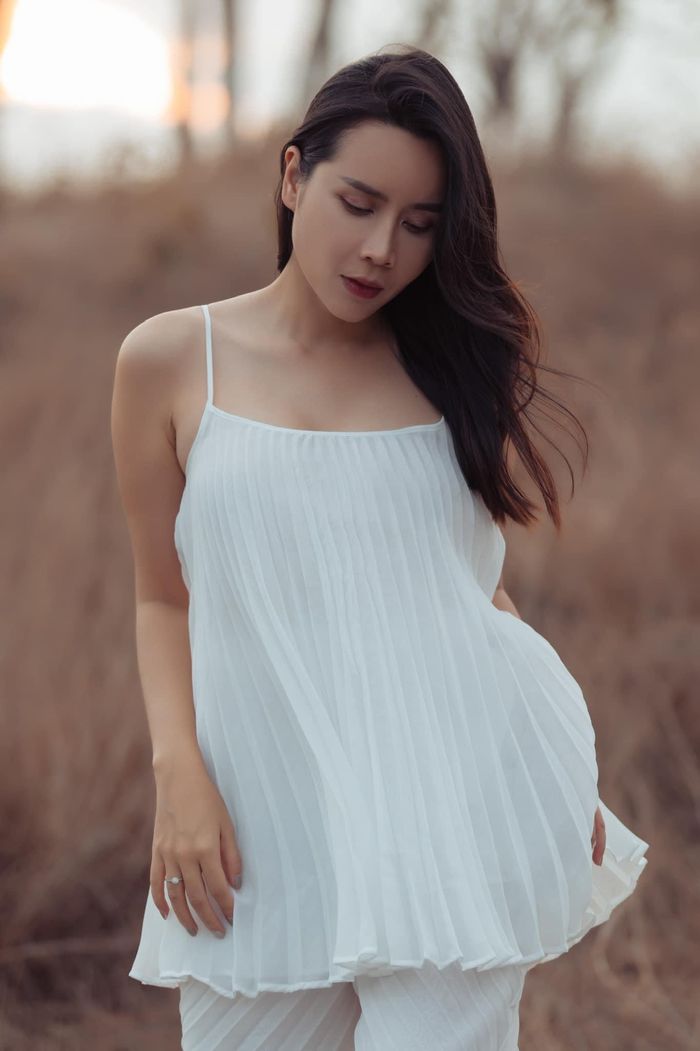 Mách chị em bí quyết da đẹp, dáng khỏe của bà xã Hồ Hoài Anh