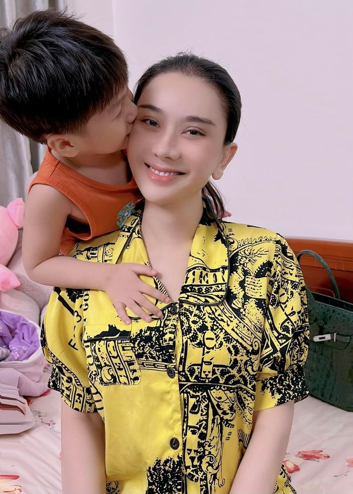 Mách chị em bí quyết tươi trẻ của công chúa Lâm Khánh Chi ở tuổi 45