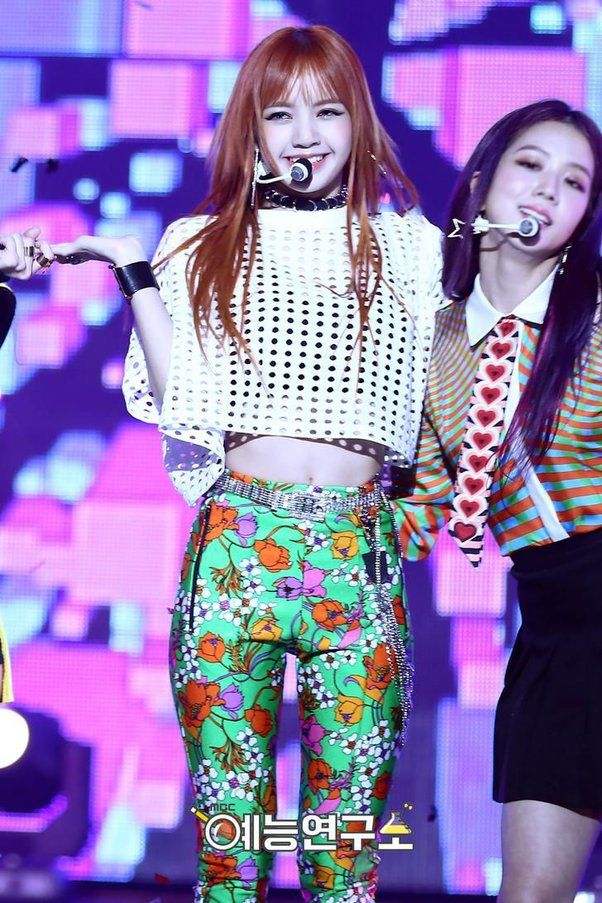 Outfit tấu hài của idol: Áo tay bèo của D.O là huyền thoại