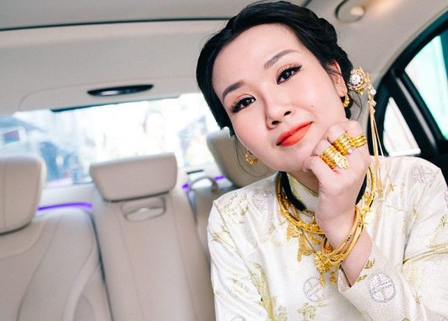 Mẹ chồng Ấn Độ sang thăm: Võ Hạ Trâm và ái nữ nhận vàng đỏ tay