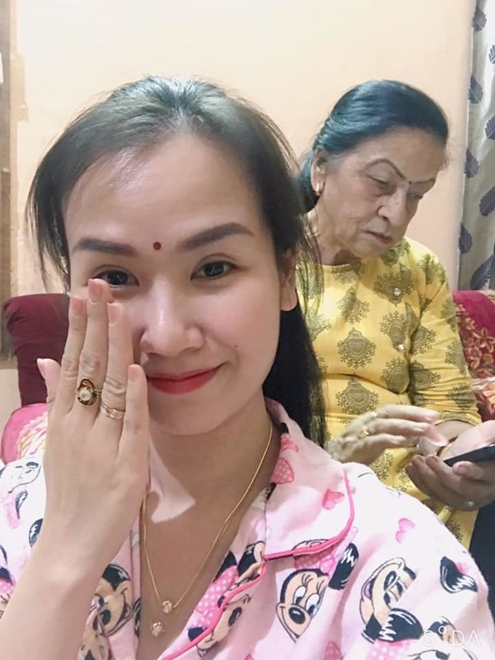 Mẹ chồng Ấn Độ sang thăm: Võ Hạ Trâm và ái nữ nhận vàng đỏ tay