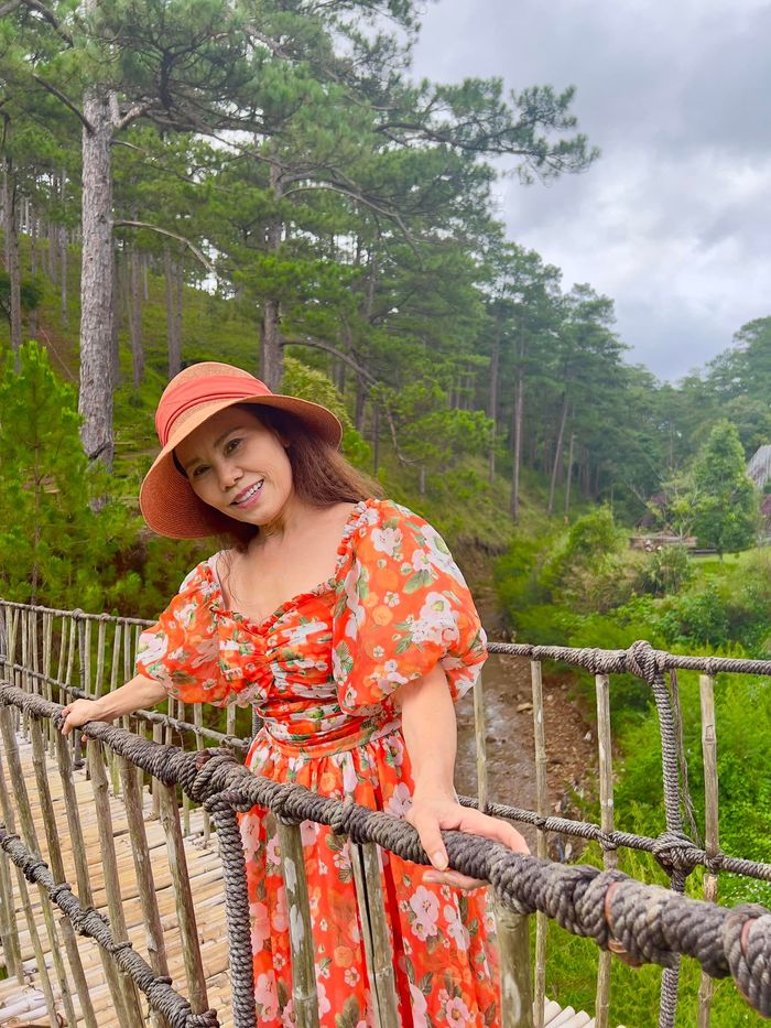 Mẹ ruột U70 của Hồ Ngọc Hà: chăm 2 cháu dư sức, váy áo đa dạng