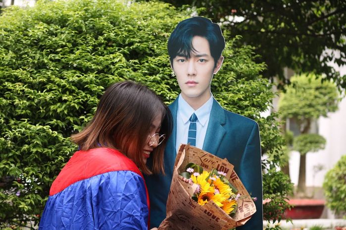 Muôn kiểu ăn mừng lễ tốt nghiệp Đại học: Tự nhiên thành vợ của idol
