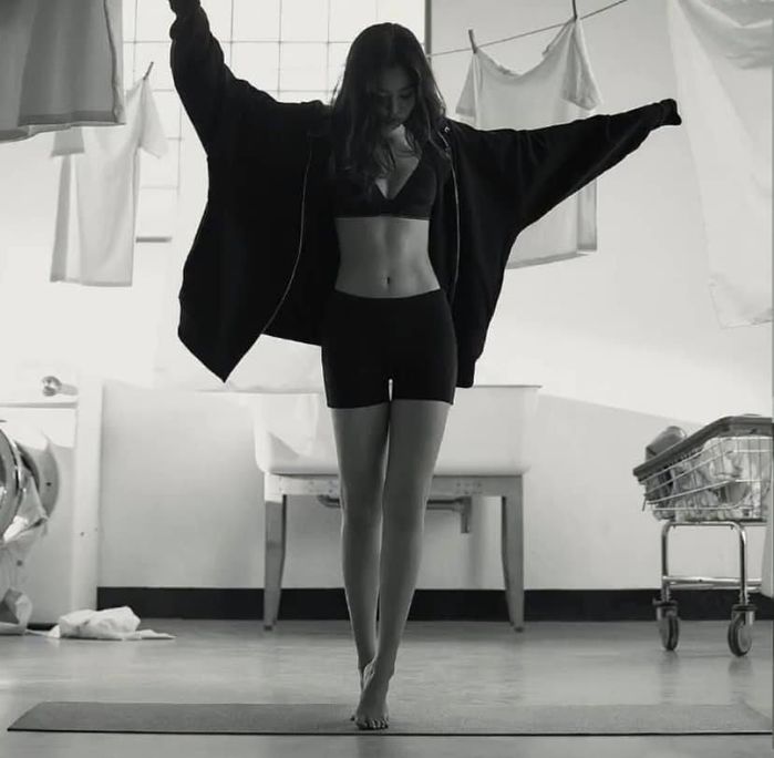 Mỹ nữ Hàn có tỷ lệ cơ thể vượt trội: Karina body chuẩn đồng hồ cát