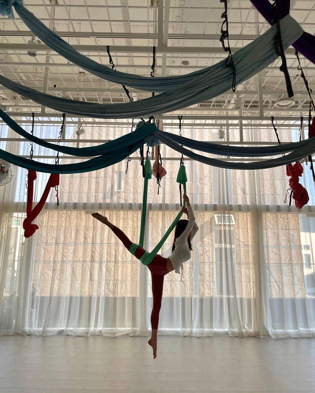 Mỹ nữ Hàn có tỷ lệ cơ thể vượt trội: Karina body chuẩn đồng hồ cát