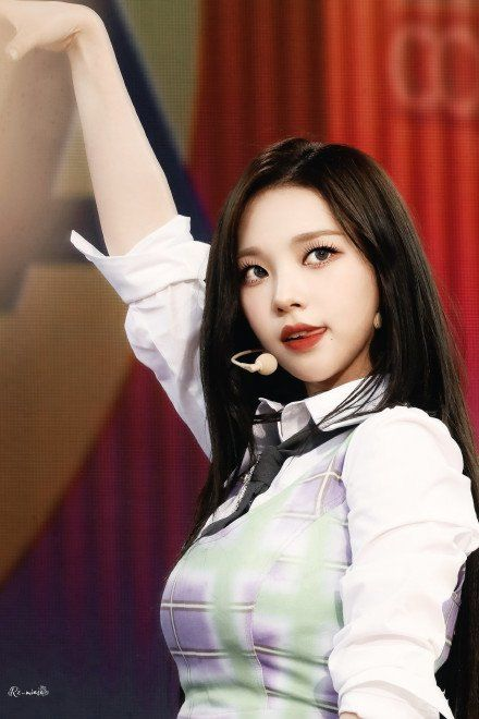 Mỹ nữ Hàn có tỷ lệ cơ thể vượt trội: Karina body chuẩn đồng hồ cát