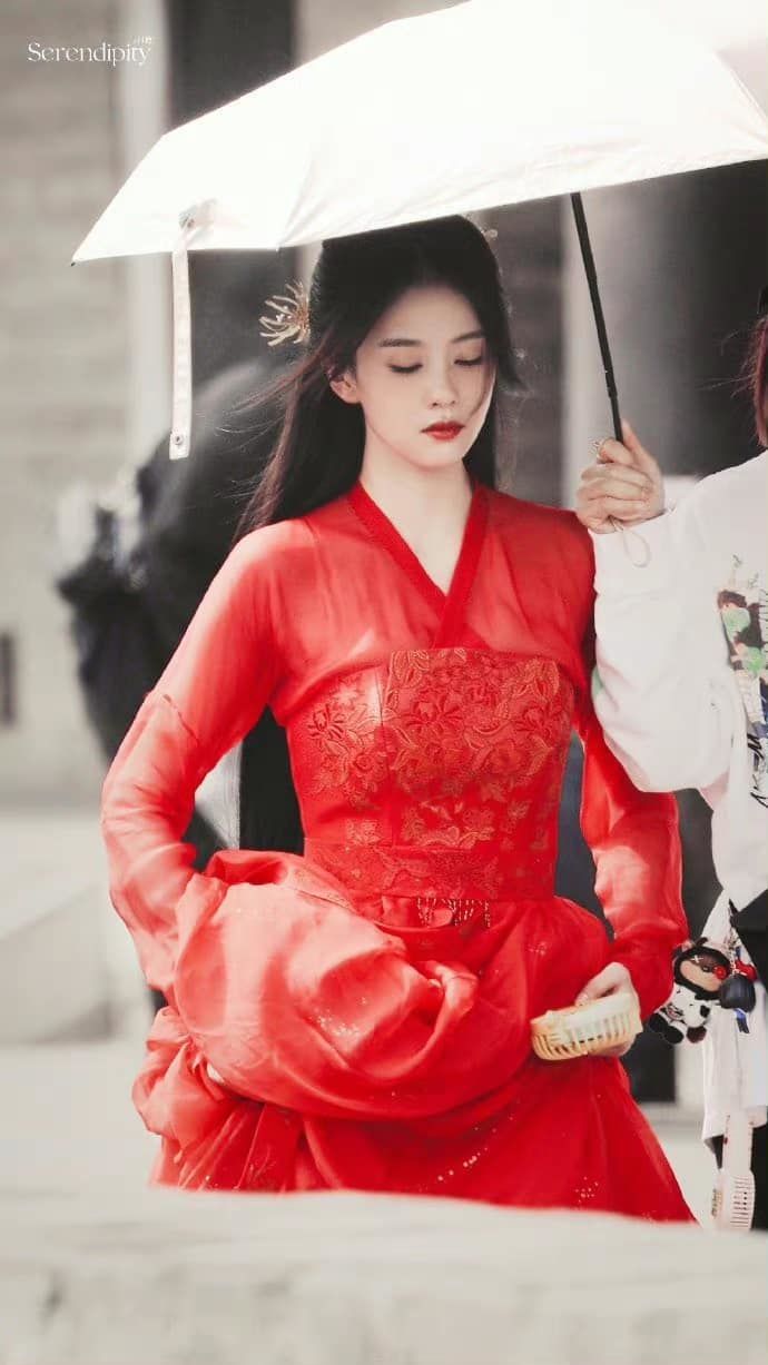 Mỹ nữ Cbiz đua nhau leo hot search: Lệ Dĩnh ngồi vắt chân lên ghế